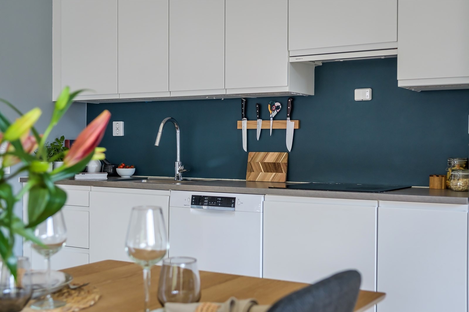 Det er utstyrt med integrert stekeovn og nedfelt platetopp og det er plass til frittstående kjøl/fryseskap og oppvaskmaskin Galleribilde