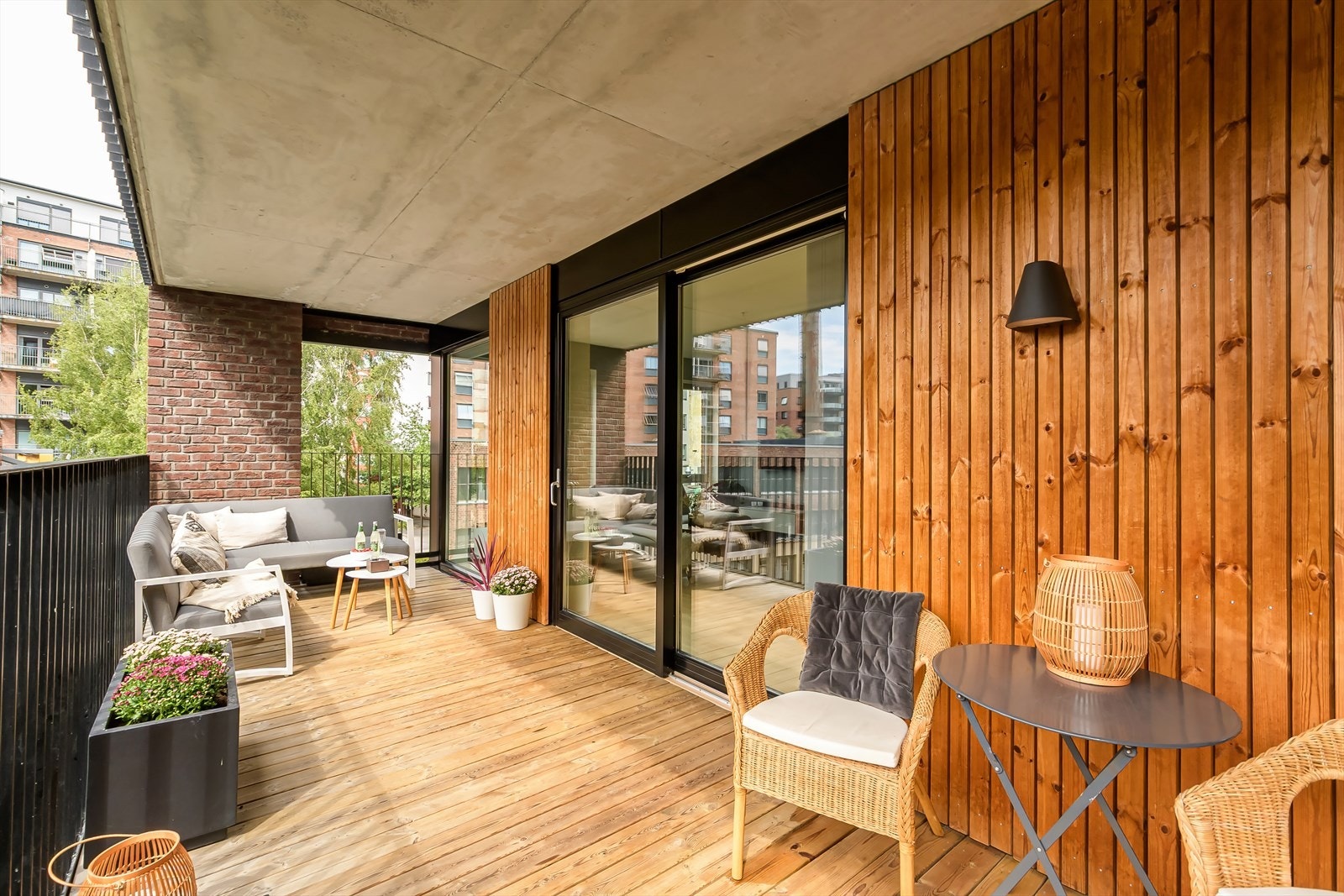 Her er det god plass til utemøbler, grill og beplantning Galleribilde