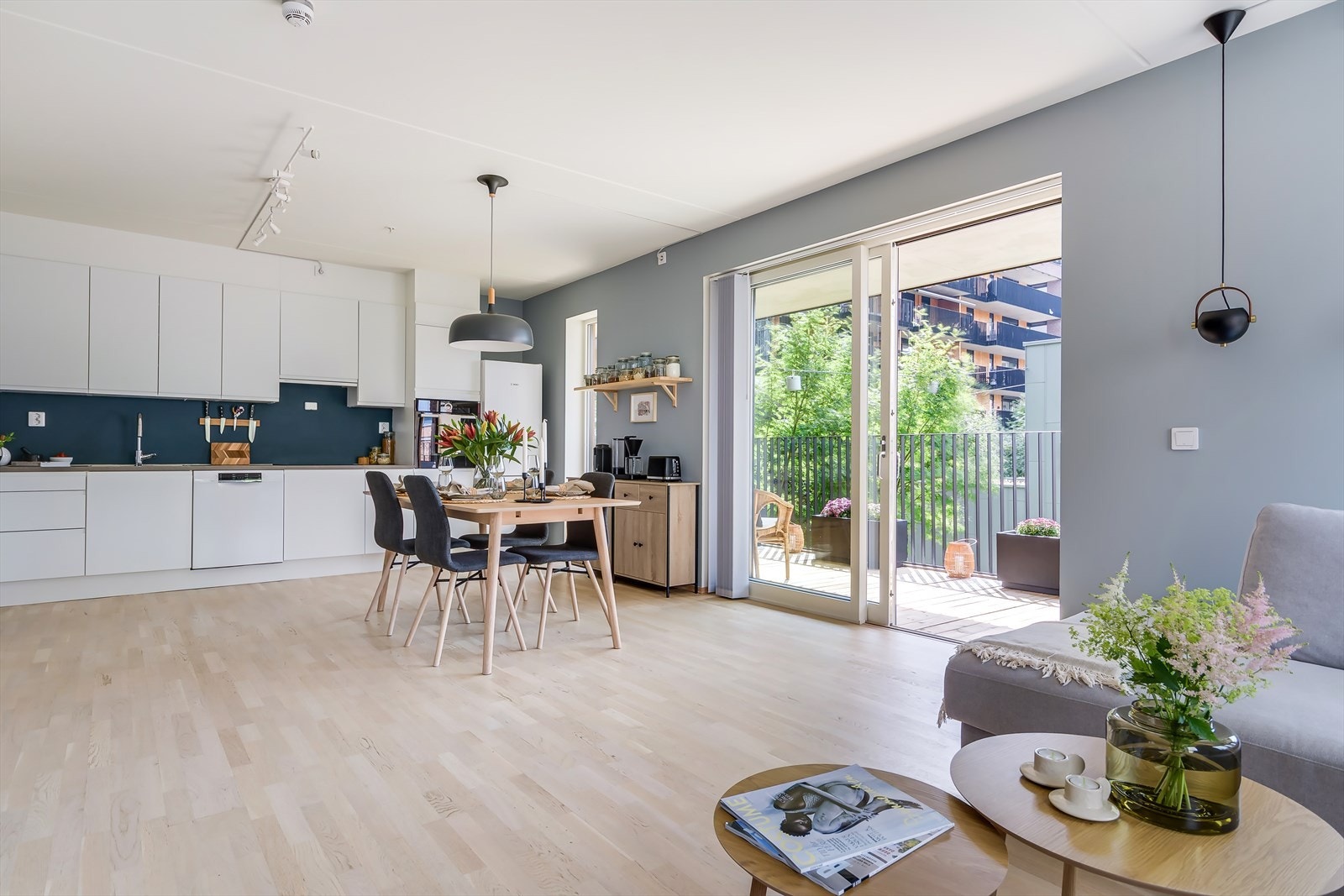 Stuen og kjøkkenet ligger i en åpen og sosial løsning, noe som skaper et hyggelig oppholdsrom Galleribilde