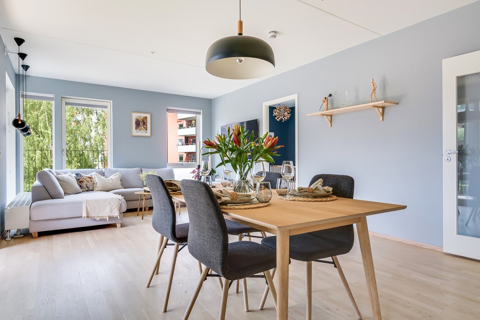 Det er god plass til et stort spisebord i rommet Galleribilde