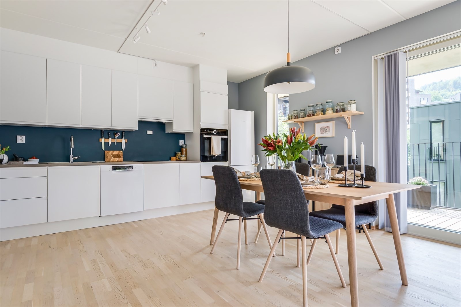 Kjøkkenet har en funksjonell og praktisk utforming hvor det er godt med skap- og benkeplass Galleribilde