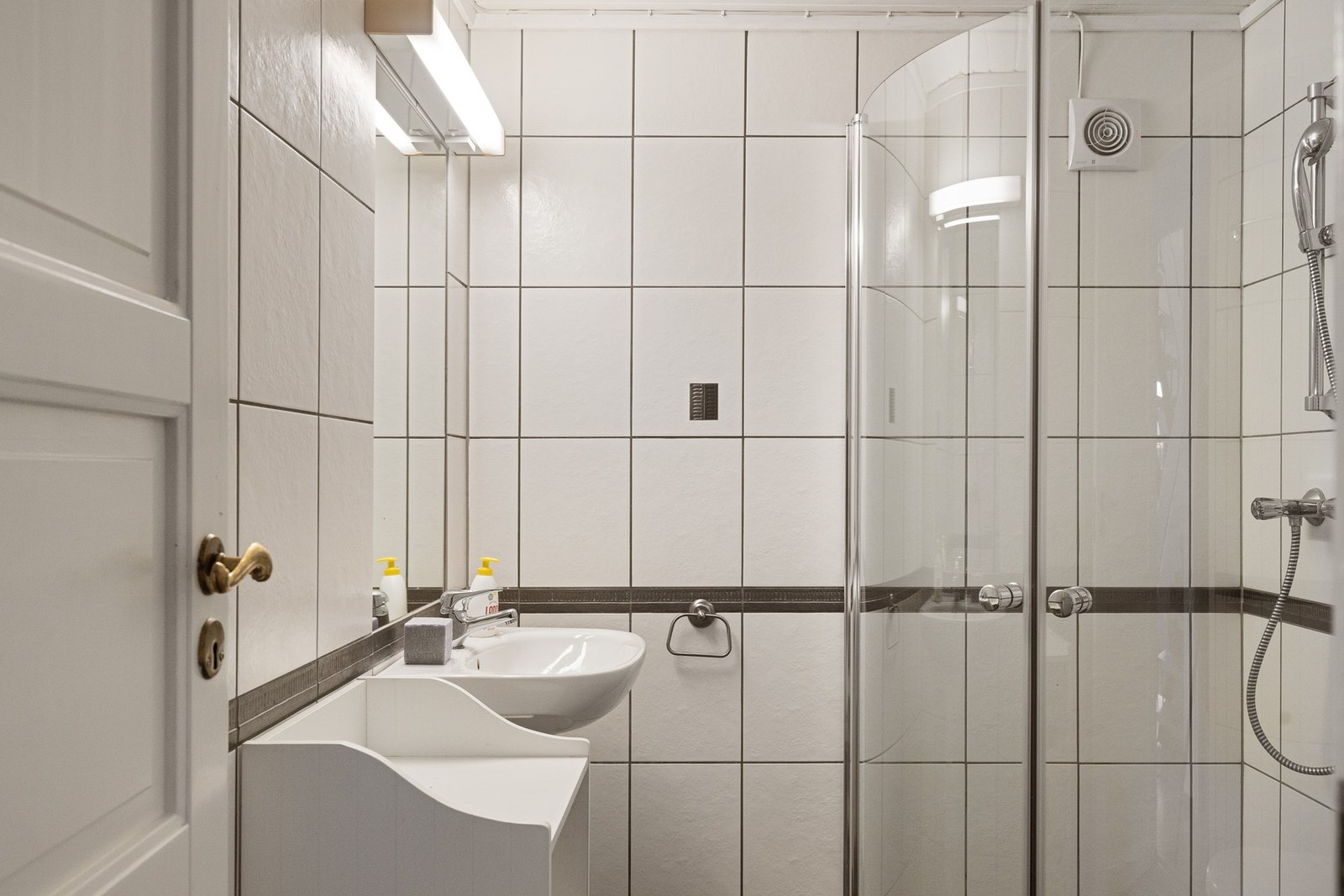 Helfliset bad nede med dusj, wc og vask. Galleribilde