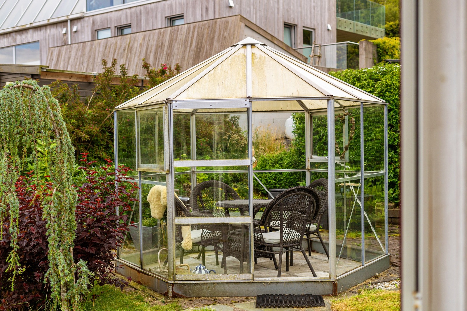 Det er kjekt drivhus i hagen i tillegg Galleribilde