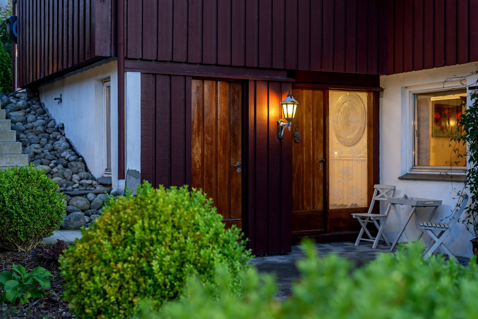 Bi-innggang og vanlig inngang side om side Galleribilde