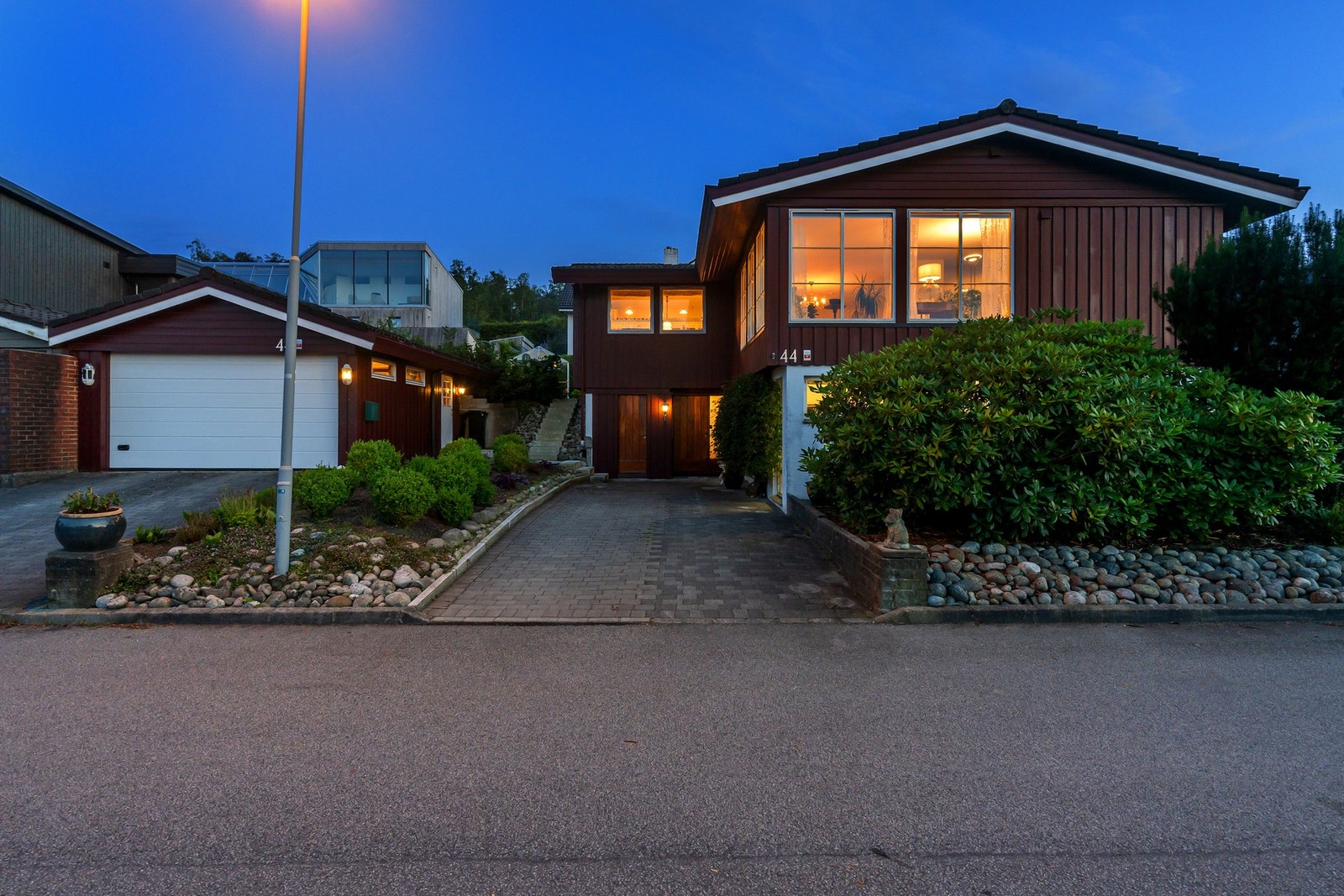 Huset er på to etasjer og har garasje og biloppstillingsplasser Galleribilde