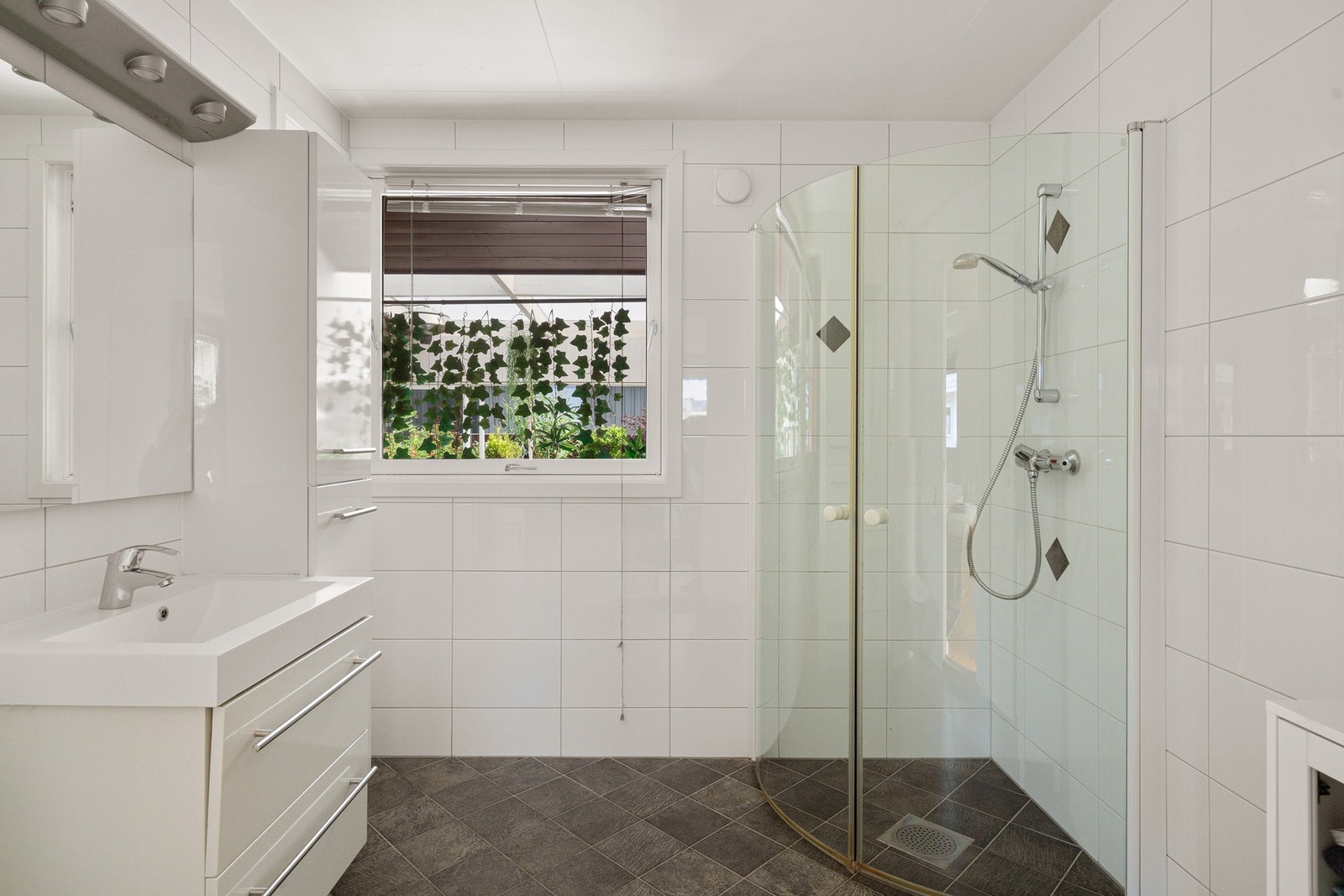 Riktig pent, helfliset bad som tilhører hovedsoverom Galleribilde