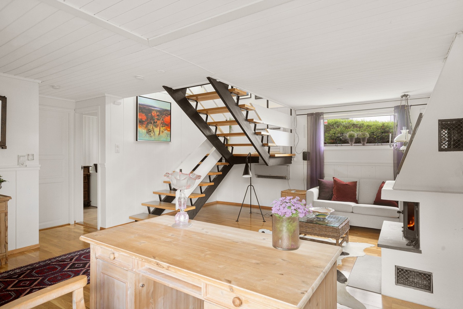 Legg gjerne merke til den pene peisen også i denne stuen Galleribilde