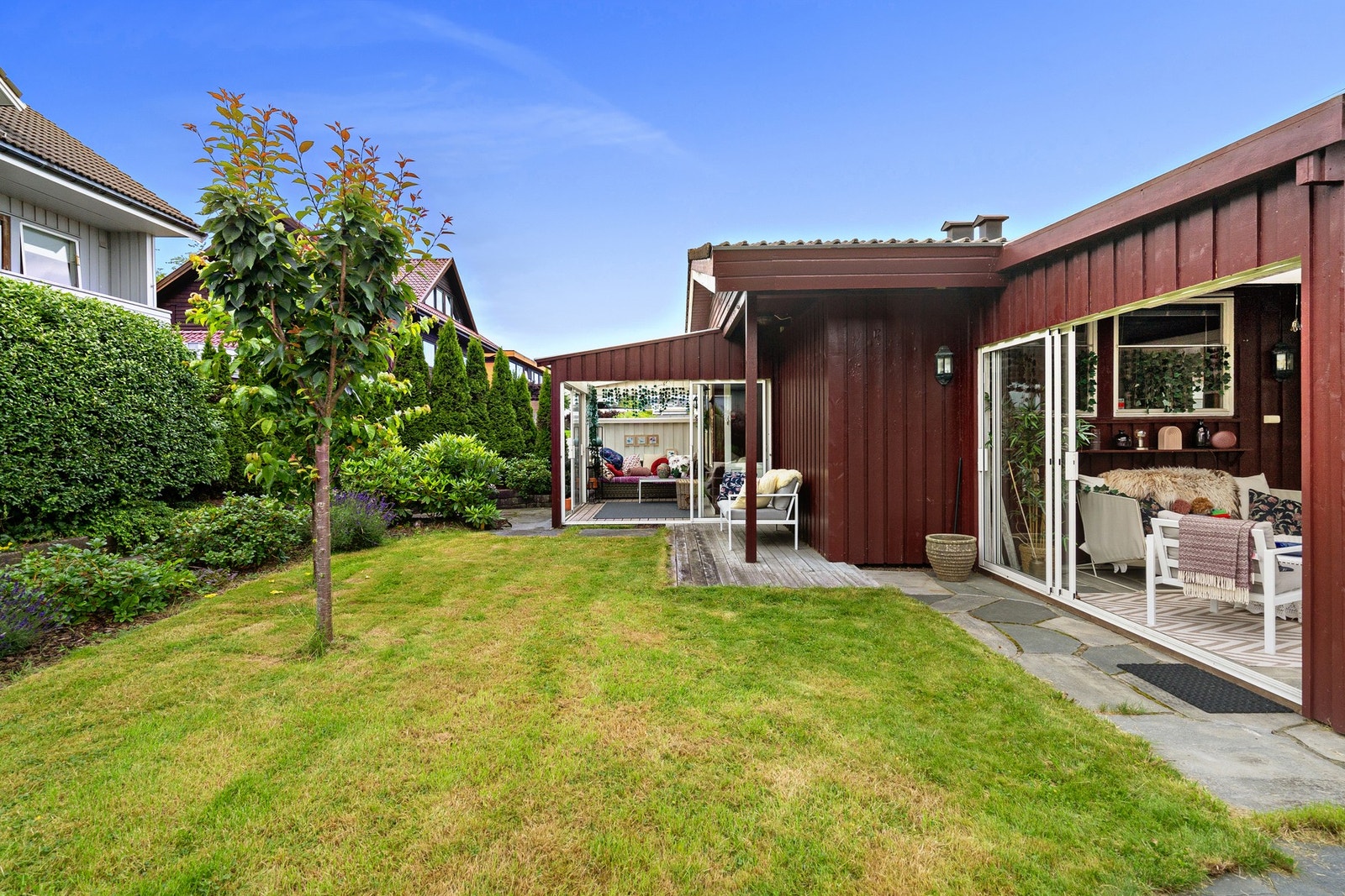 Den ene innglassede terrassen er ut fra kjøkken, den andre fra hovedsoverom Galleribilde