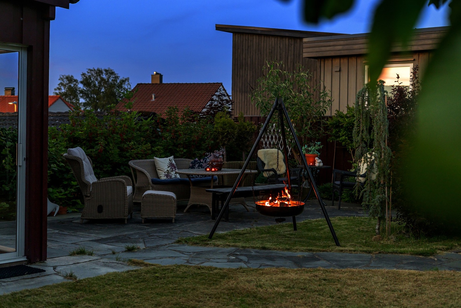 Herlig steming i hagen på kveldstid. Galleribilde