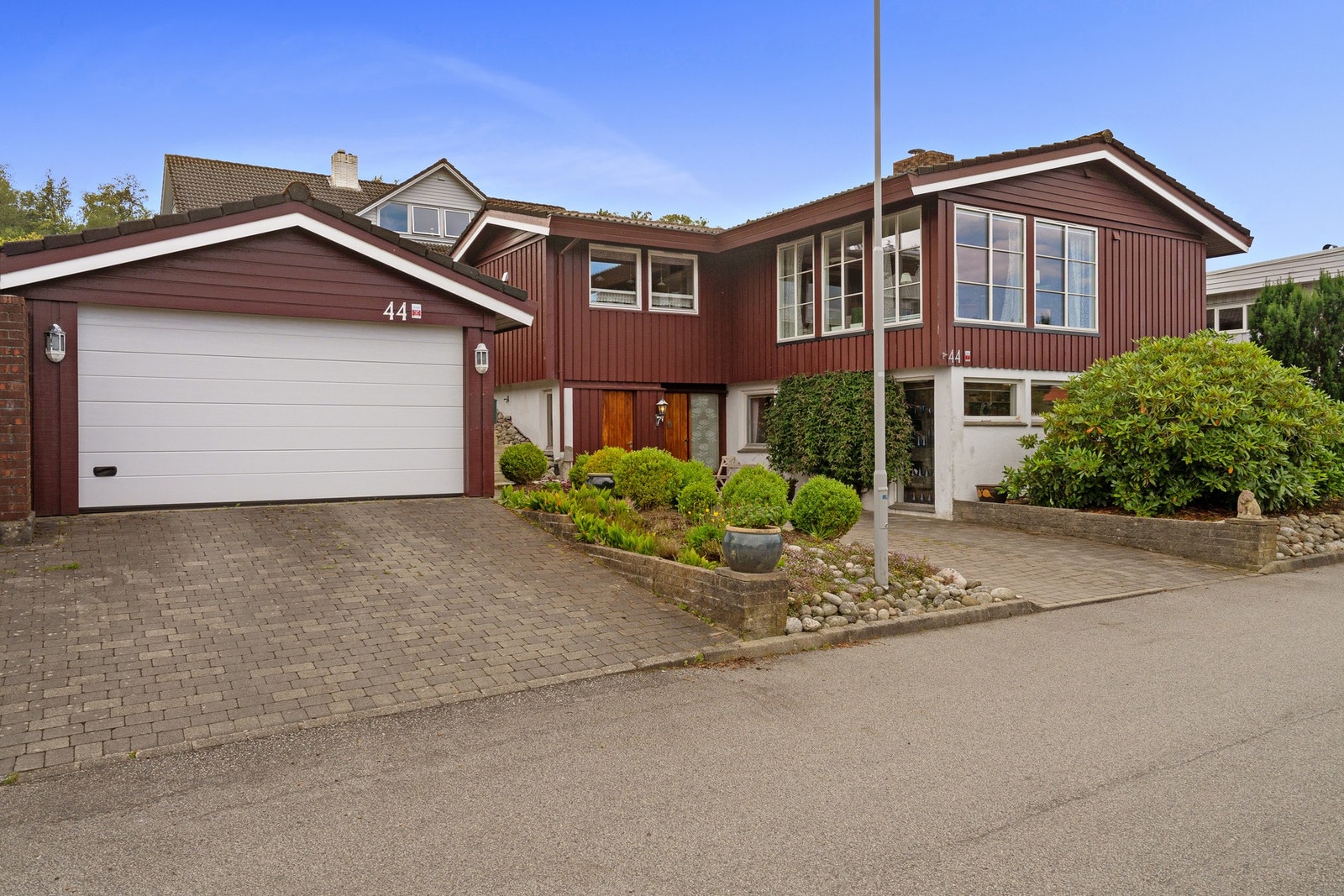 Det er beleggingstein både foran garasje og inn mot entre Galleribilde