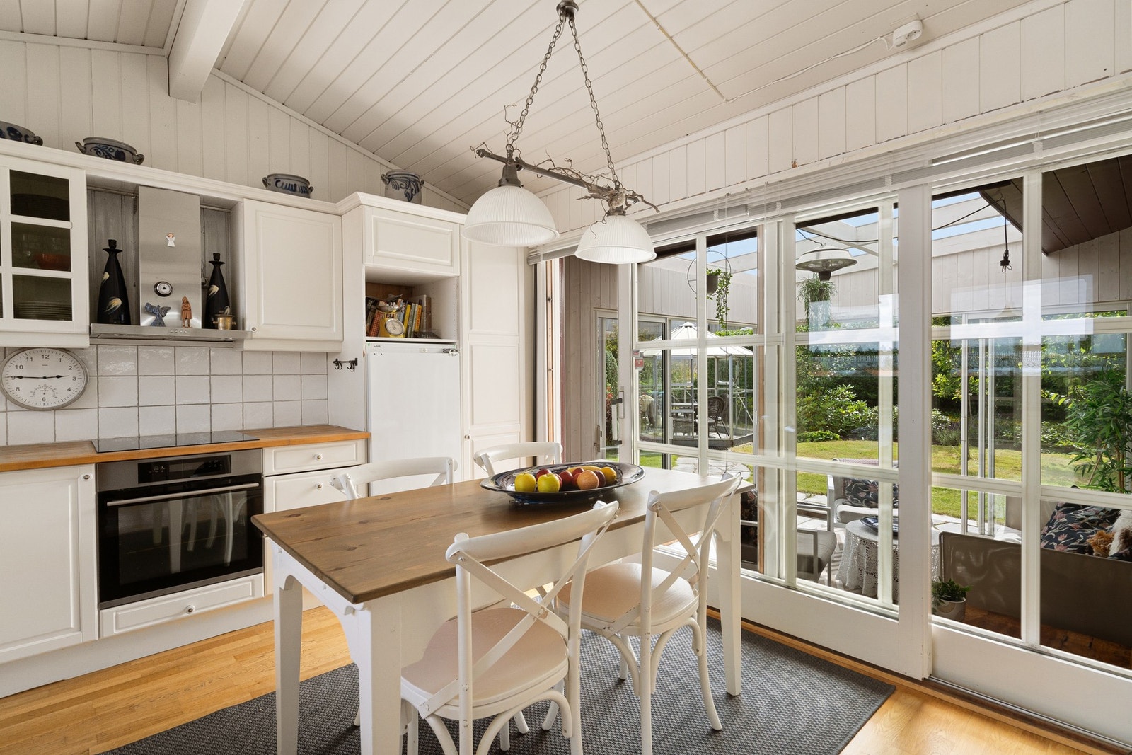 Det er direkte utang fra kjøkkenet til terrasse og hage, første det glasset inn. Galleribilde