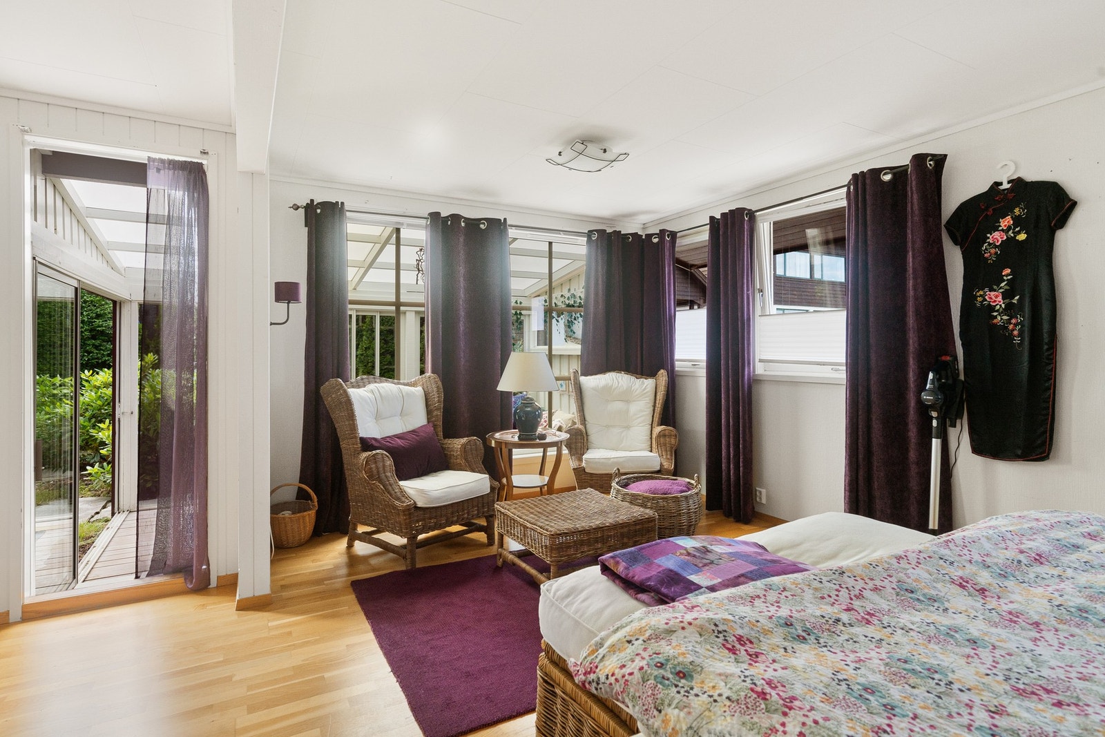 Tilhørende rommet er bad og garderoberom - samt utgang til innglasset terrasse Galleribilde