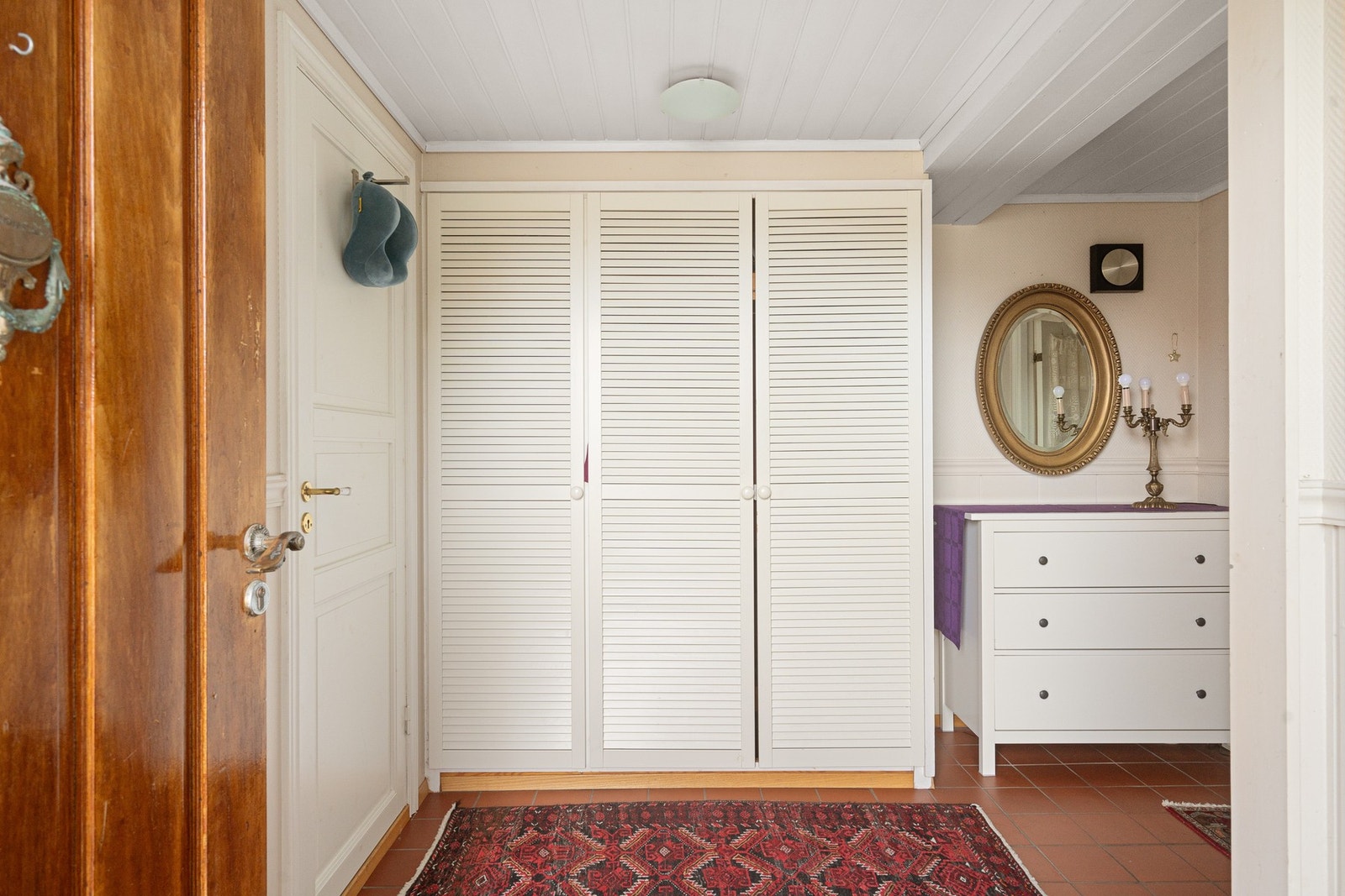 Velkommen inn- praktisk gang med garderobeplass Galleribilde