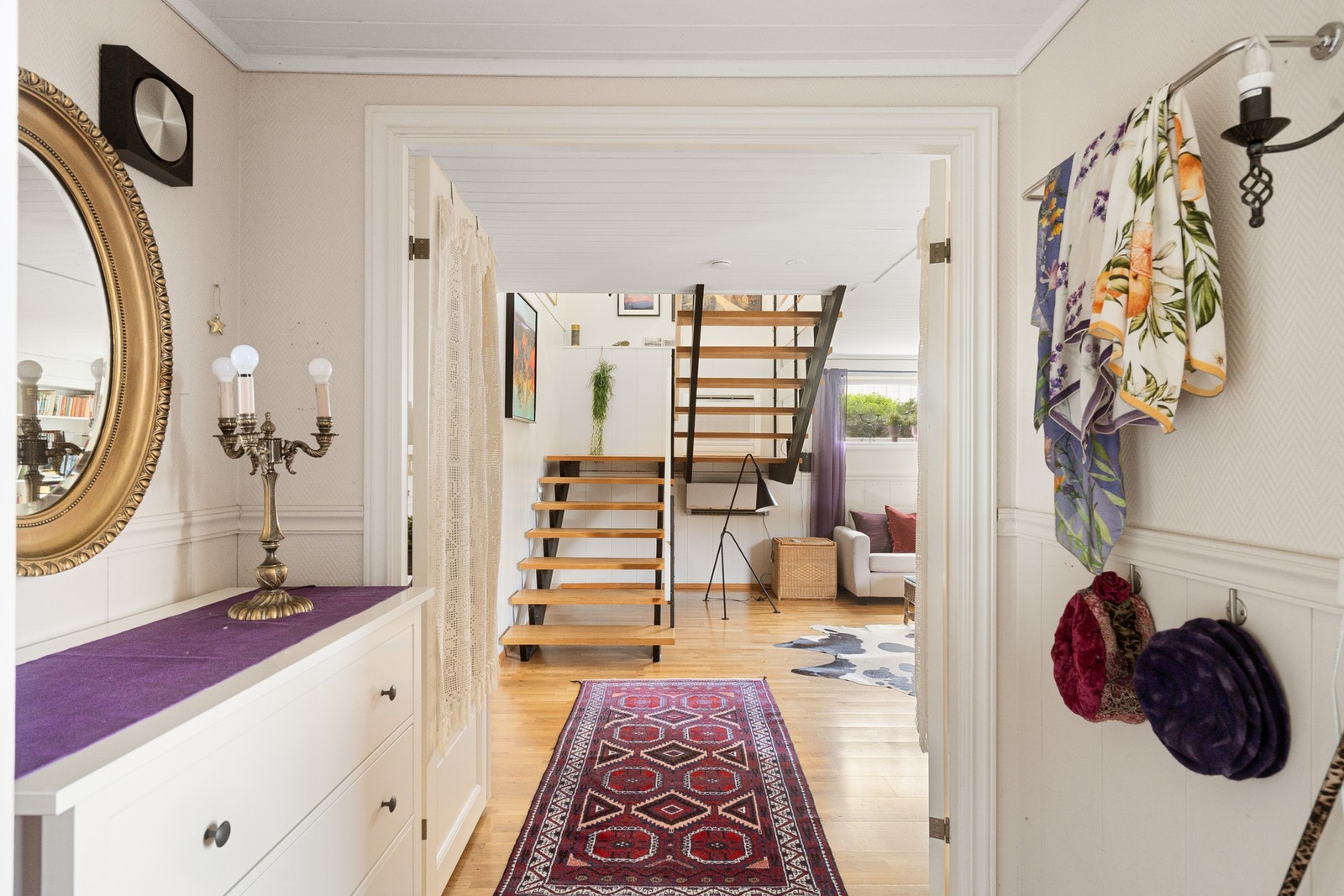 Gangen leder videre inn mot stueareal nede Galleribilde