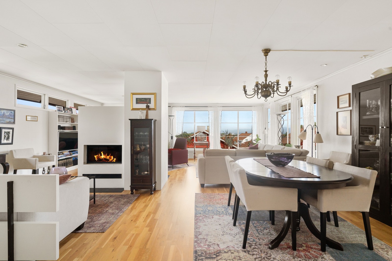 Plass til stor spisestue og flere sittegrupper Galleribilde