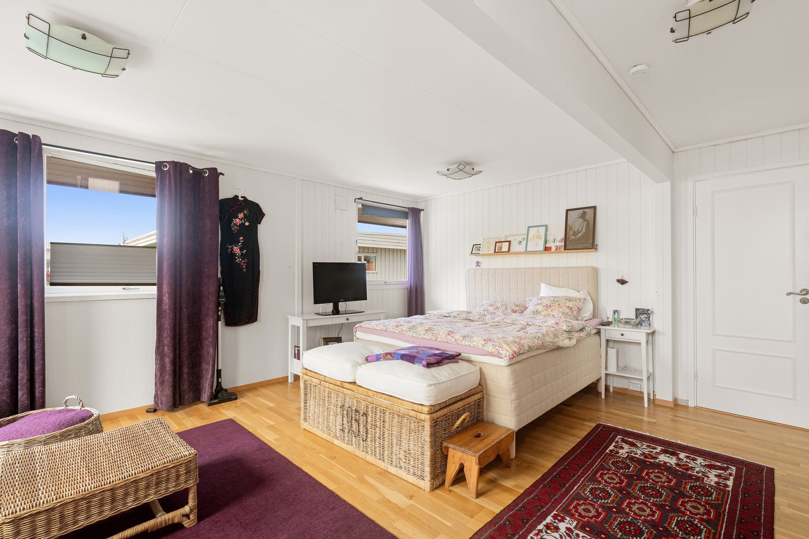 Hovessoverommet var tidligere to soverom, men dagens eier har fjernet vegg og gang og gjort om til ett veldig stort rom Galleribilde