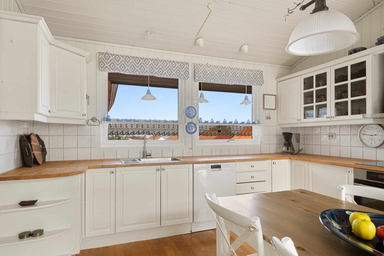 Kjøkkent har klasssiske hvitefronter og benkeplate i heltre. Galleribilde