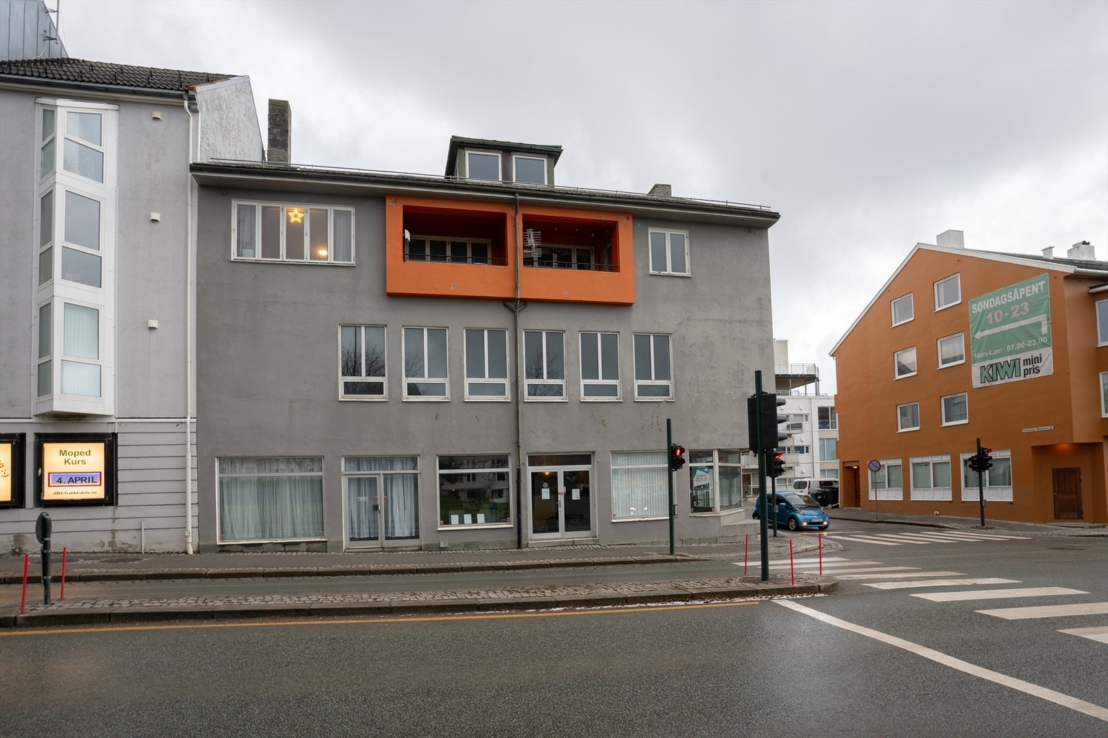 Langveien 32 - hel bygård bestående av både næringslokale i 1.etg, forsamlingssal og leilighet i resterende etg. Galleribilde