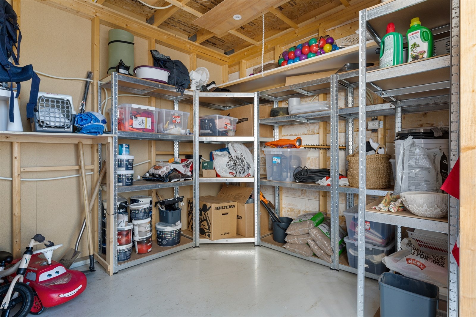 Utvendig bod med god plass for lagring Galleribilde