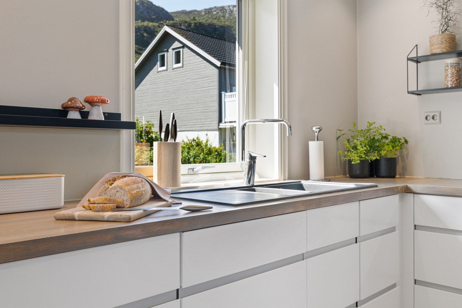 Et pent og tidløst kjøkken Galleribilde