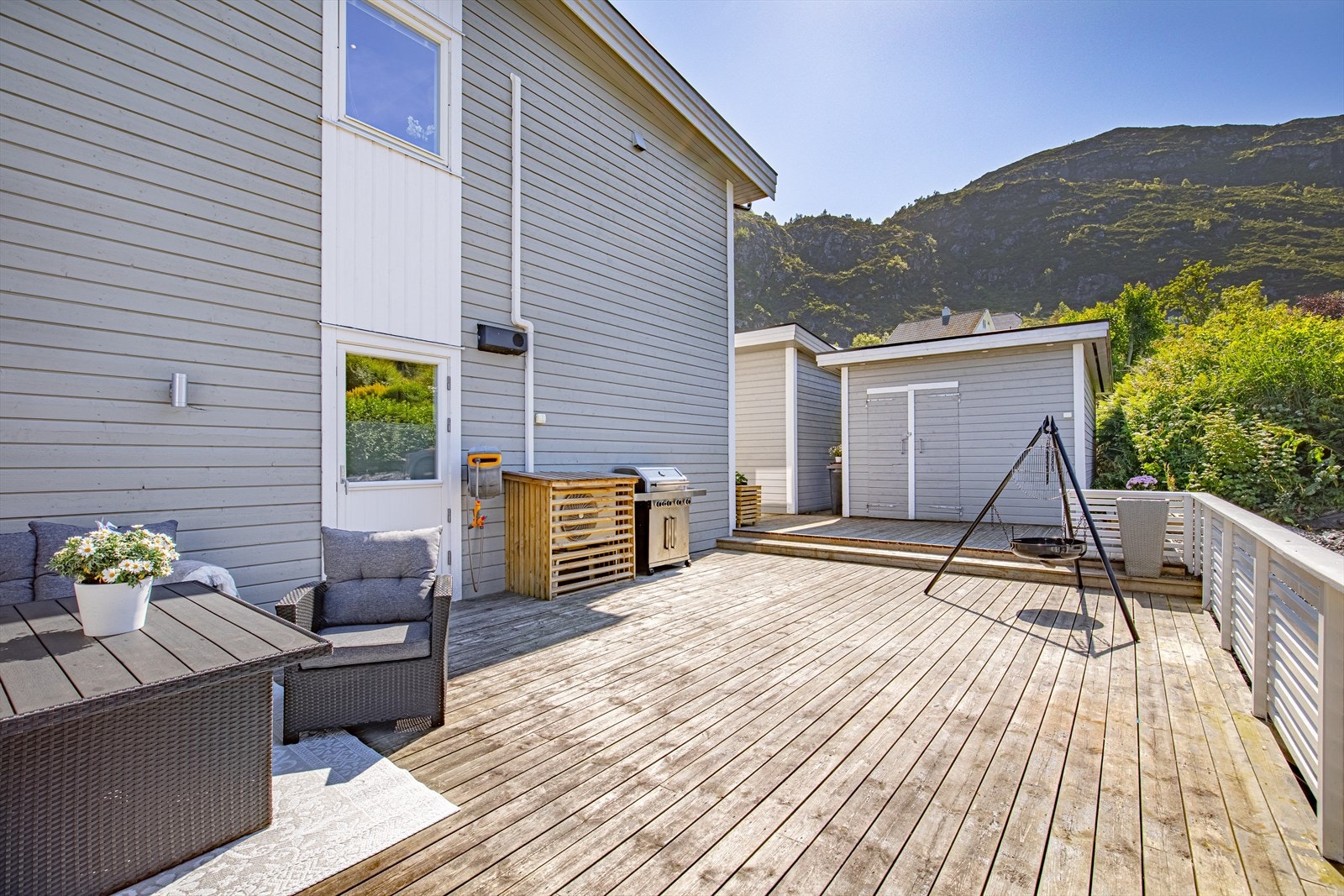 Romslig terrasse og utvendig bod Galleribilde