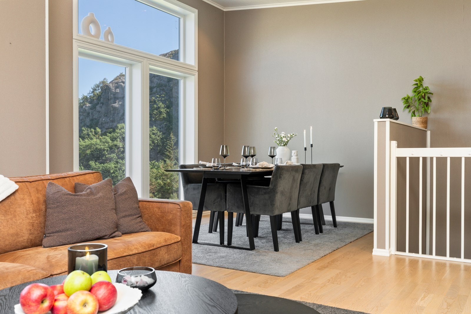 Plass for romslig spisebord Galleribilde