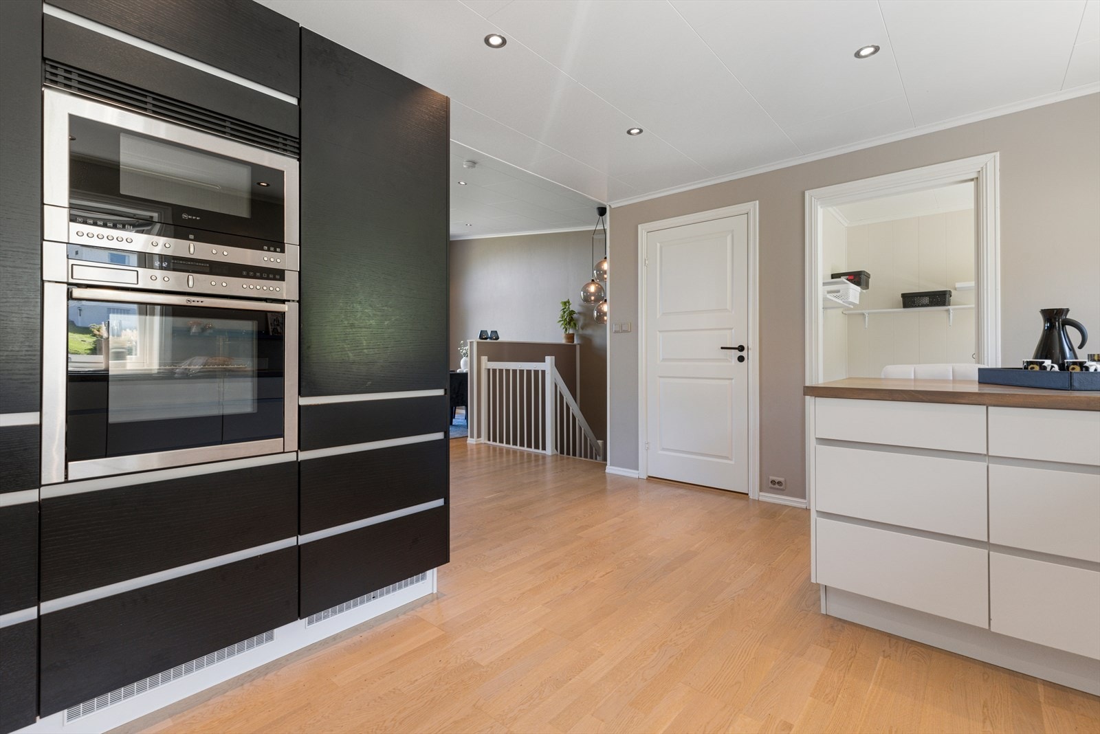 Kjøkken mot trapp og wc Galleribilde