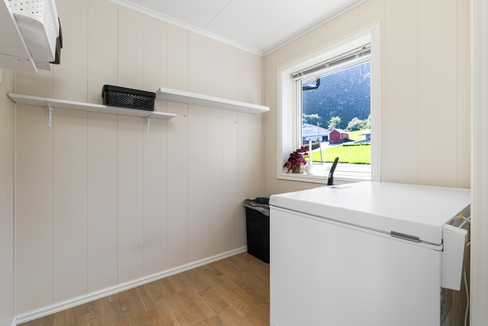 Rom brukt som kontor og bod Galleribilde