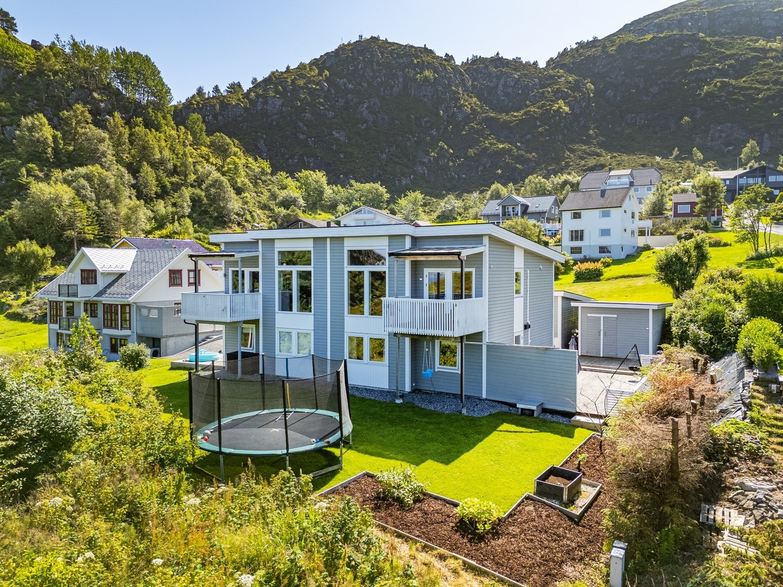 Tomannsbolig fra 2015 med tre soverom, moderne planløsning og rolig beliggenhet i Bernmarka, Fosnavåg. Galleribilde