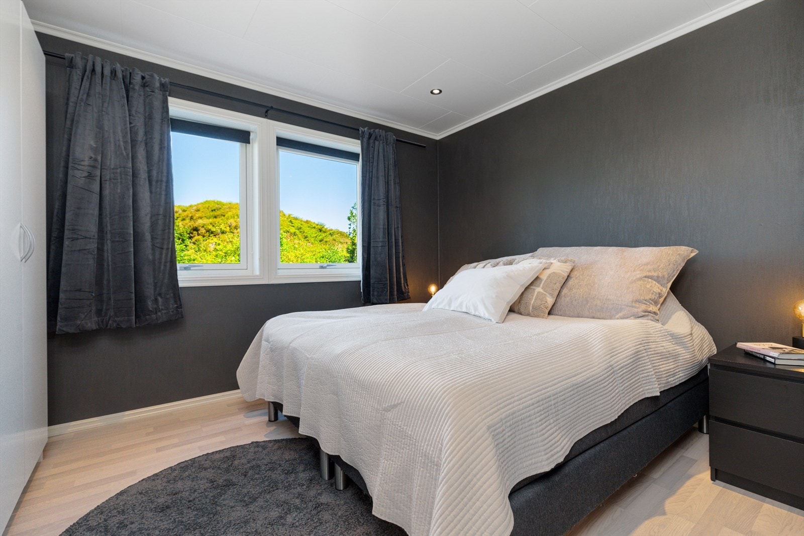 Plass for romslig seng og garderobeskap Galleribilde