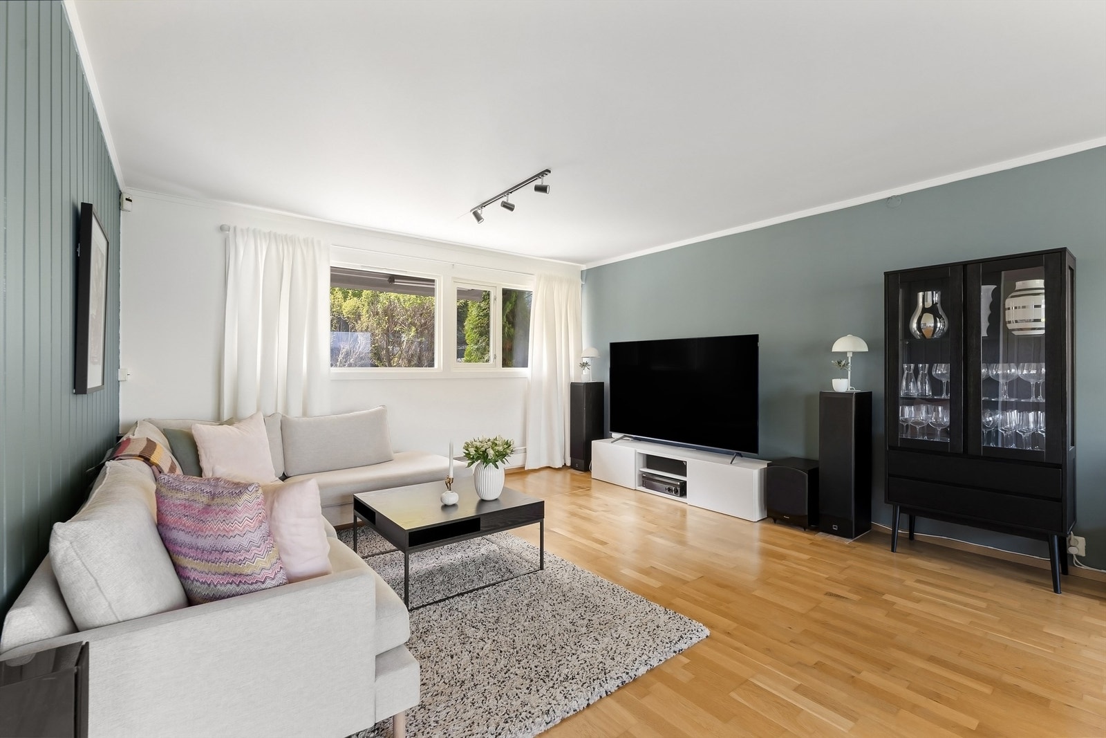 Stuen har gode møbleringsmuligheter med plass for sofagruppe, spisegruppe, TV-seksjon, lesehjørne og annet passende møblement Galleribilde