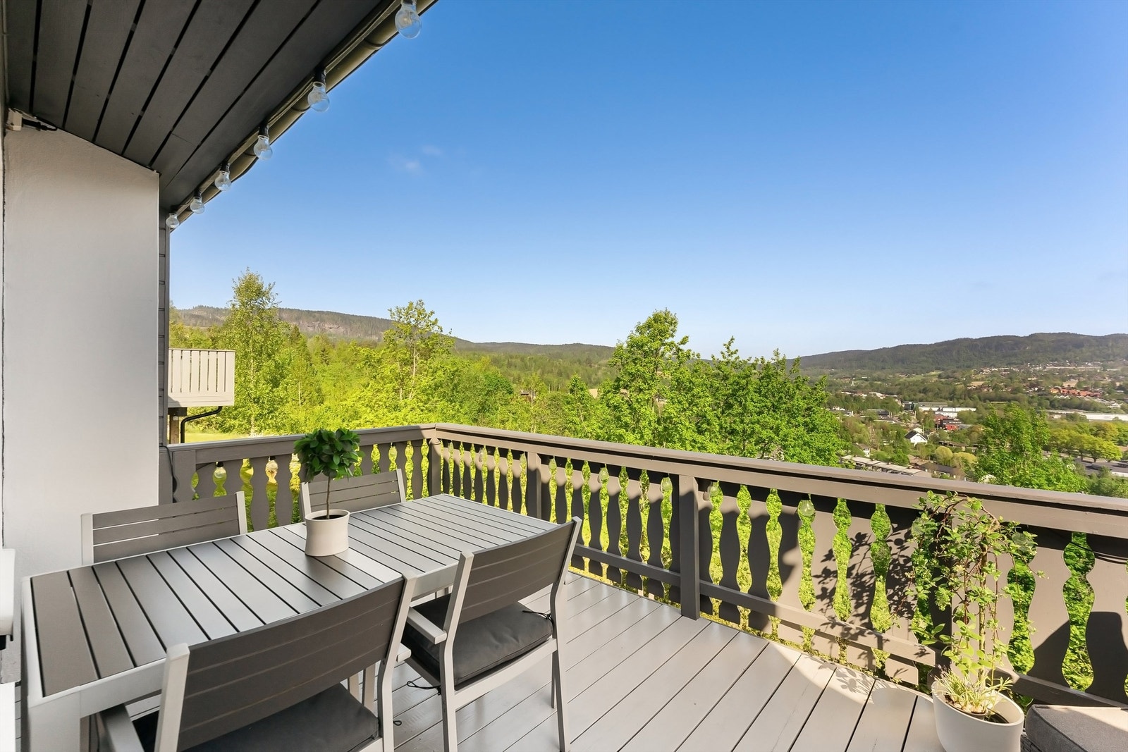 Familievennlig bolig med smart planløsning, fantastisk utsikt og gode solforhold i et meget barnevennlig område! Galleribilde