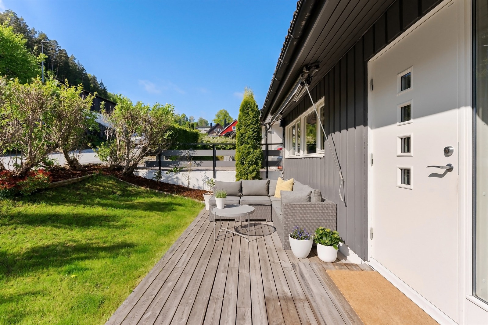 Ved inngangspartiet møtes du av en koselig platting med hageflekk Galleribilde