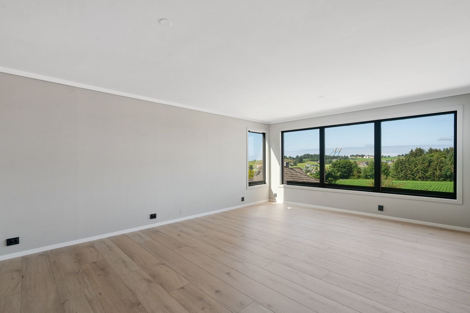 Stor stue med godt med plass og rikelig med naturlig lys Galleribilde