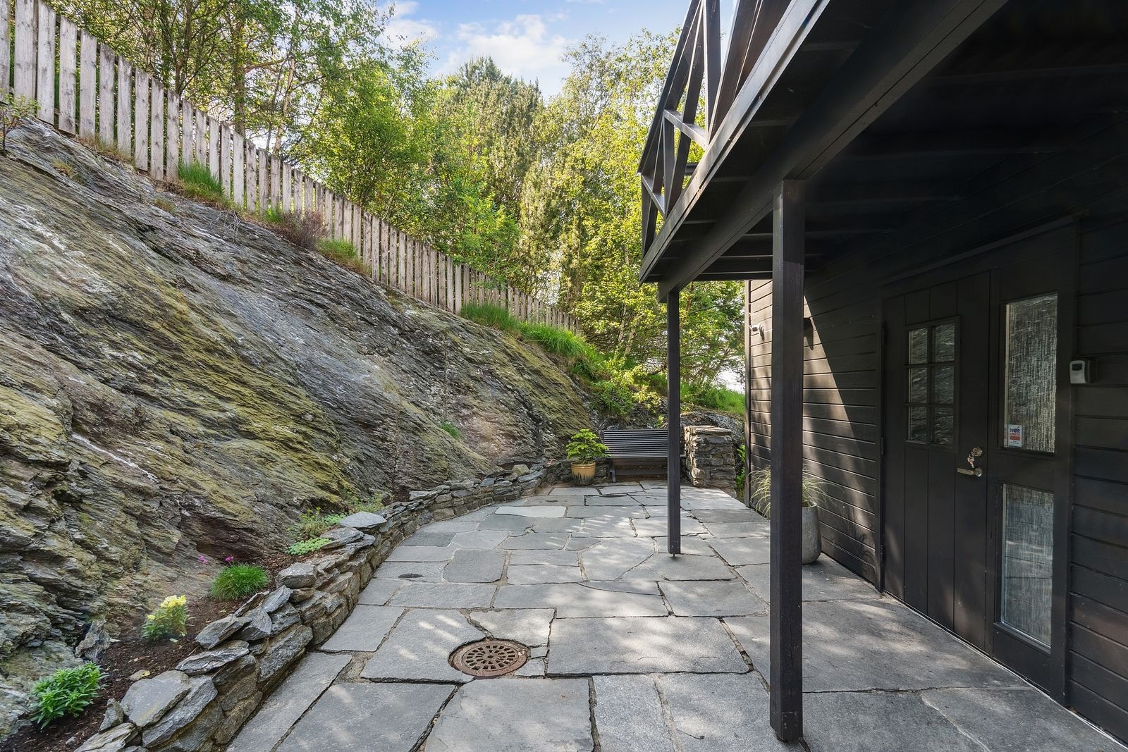 Inngangsparti med uteområde Galleribilde