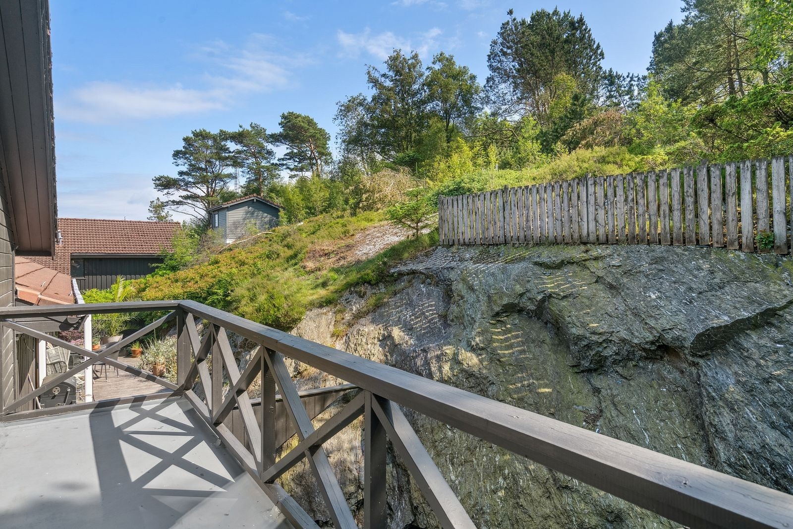 Balkong mot uteområdet bak Galleribilde
