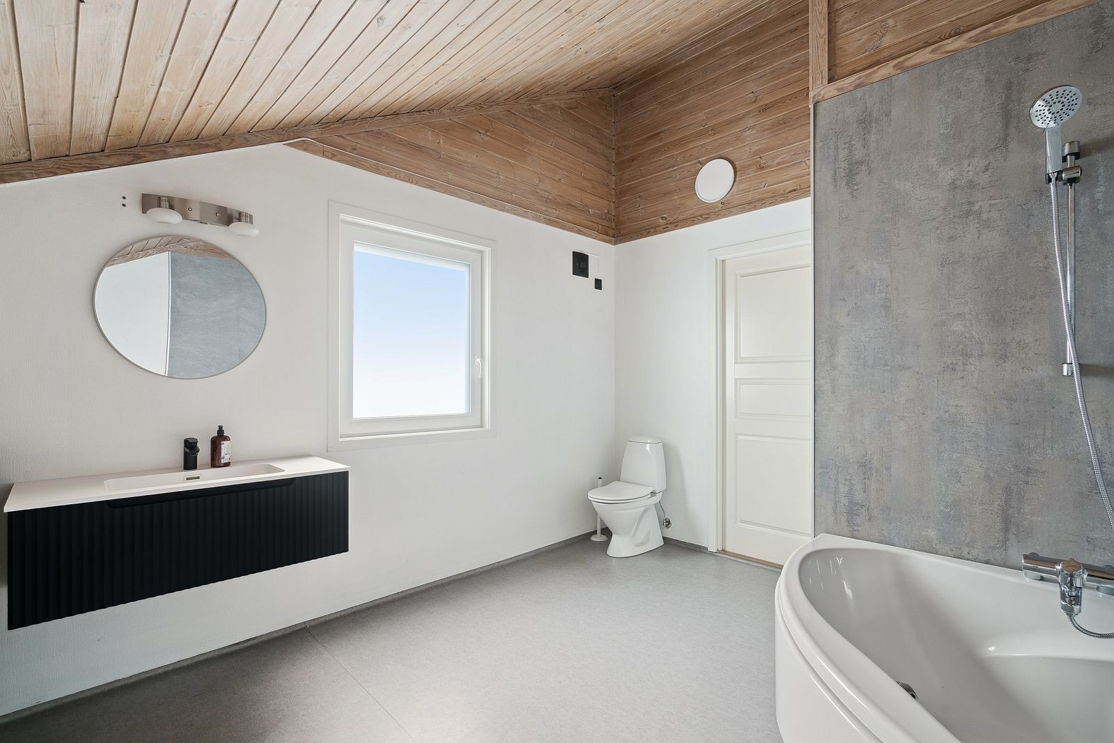 Romslig og lyst bad i 2. etasje Galleribilde