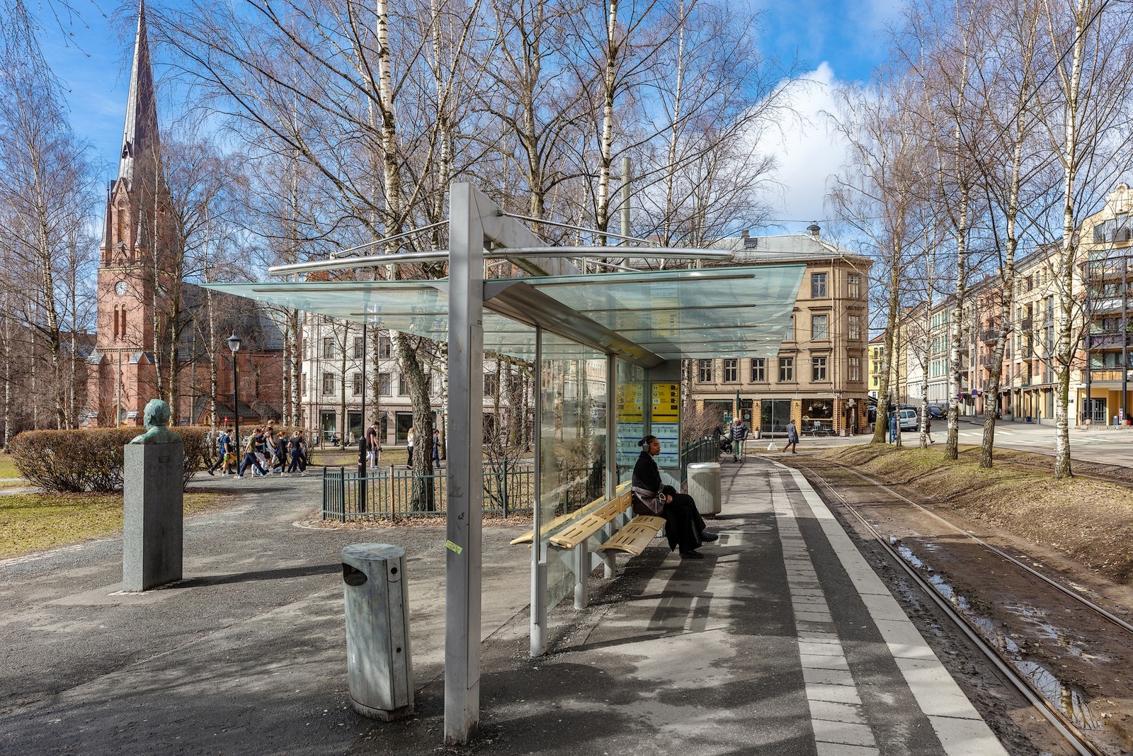 Det er svært god tilknytning til kollektiv transport i området. Rett utenfor døren er det busstopp for 21 Tjuvholmen/Helsfyr og 33 Filipstad/Ellingsrudåsen med hyppige avganger. Fra Birkelunden går både 11, 12 og 18 trikken og buss 30 Nydalen/Bygdøy i til Galleribilde
