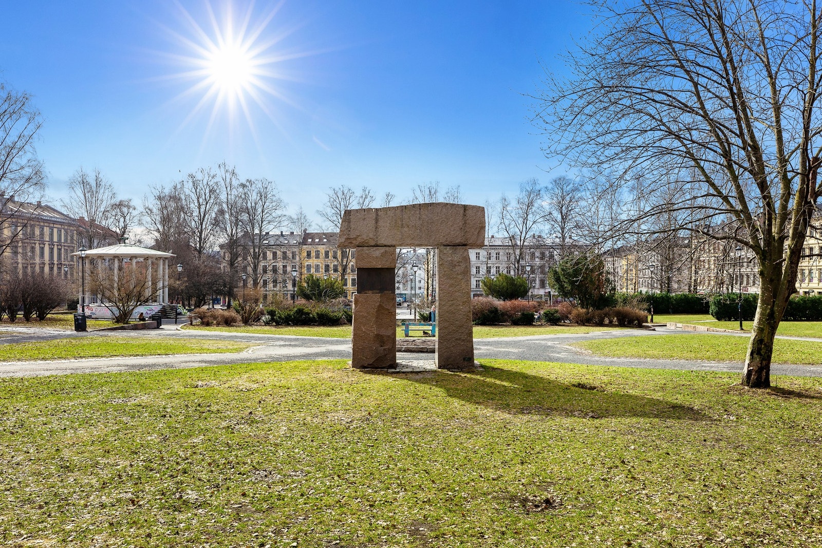 Birkelunden ligger rett ved Akerselva og tilbyr skatepark og fotballbane. Langs Akerselva er det flotte grøntarealer som er kjærkomne møteplasser for bydelens beboere, samt tursti som slynger seg både oppover mot Frysja og ned til sentrum. Et par kvartal Galleribilde