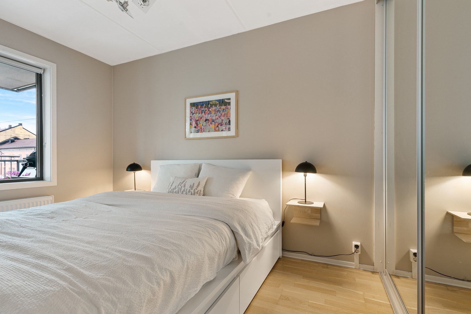 Boligens soverom har god plass til dobbeltseng og nattbord. Dobbeltsengen kan settes på tvers av rommet, da det er to innganger til rommet. Galleribilde