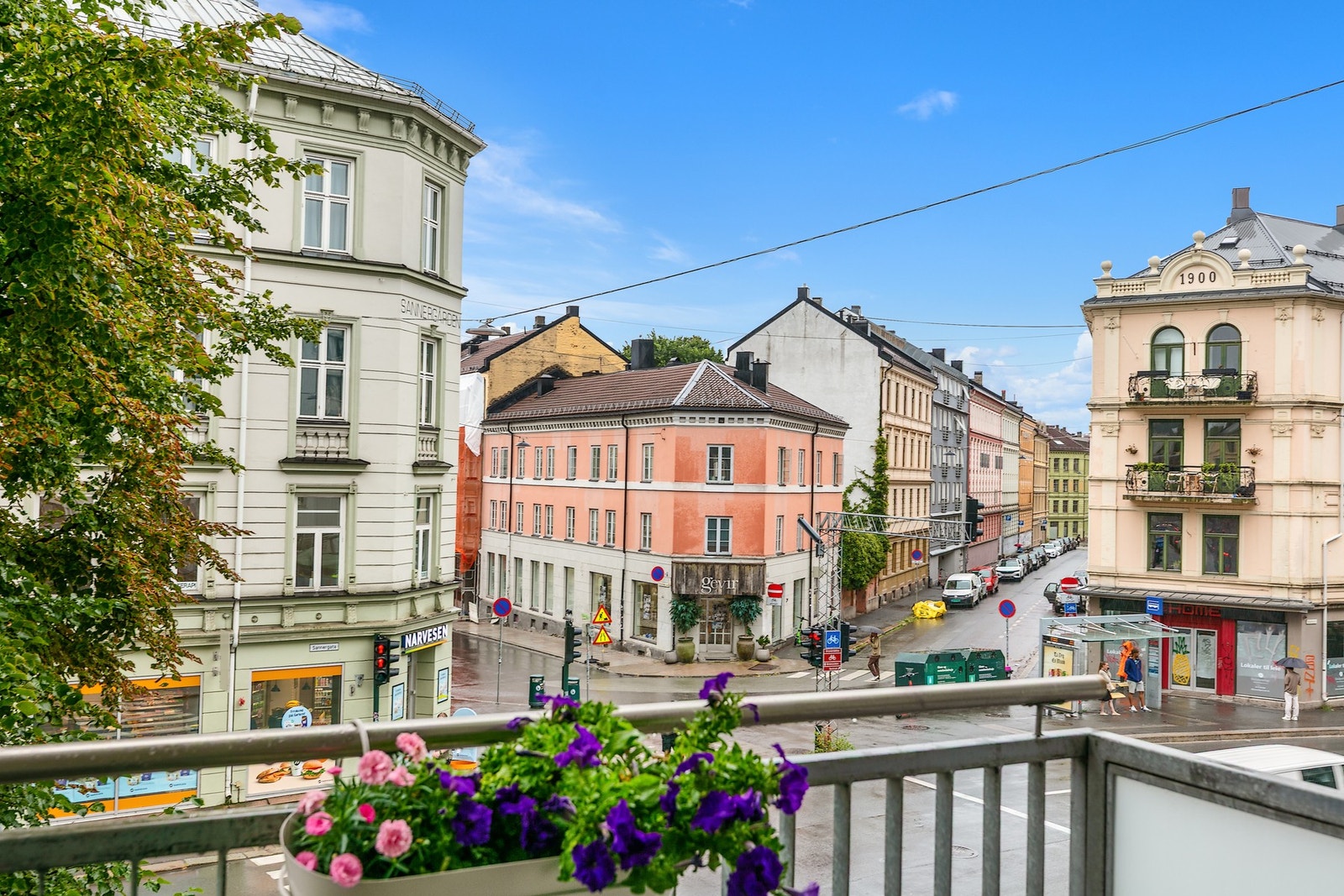 Leiligheten ligger sentralt til i Ringnes Park på øvre Grünerløkka, i et moderne boligbygg fra 2009 med heis og takterrasse. Galleribilde