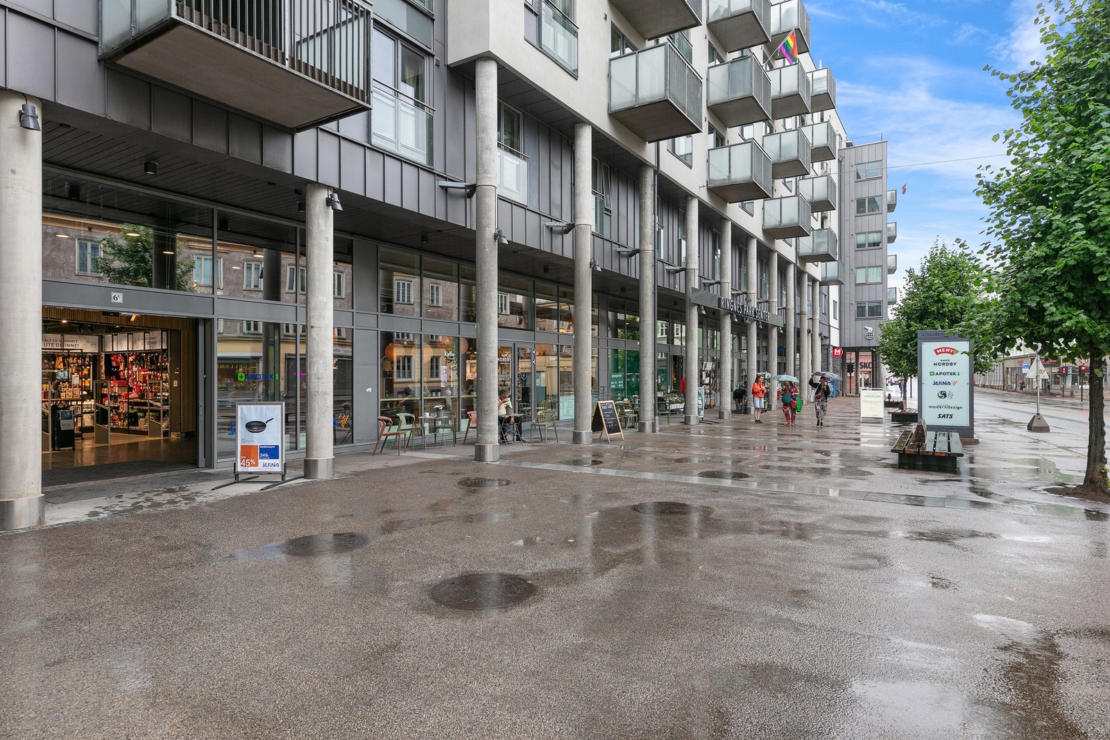 I næringslokalet under boligbygget finner du SATS Ringnes Park, Ringes Park Senter med stor Meny butikk, apotek, blomsterbutikk, Jernia og Modern Design mm. Galleribilde