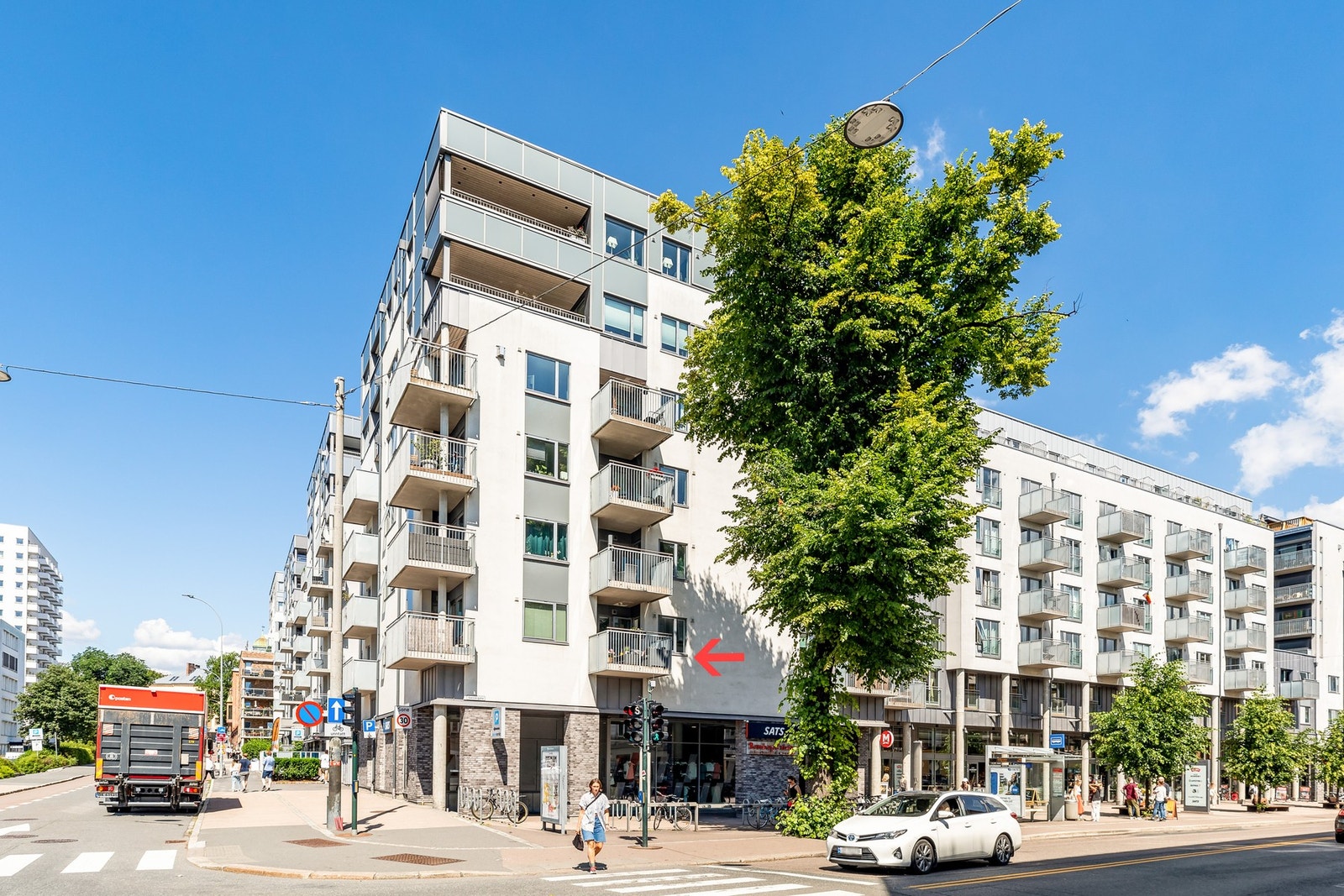 Her har du kort vei til alt av spisesteder, treningstilbud, utesteder og forretninger. Svært gode kollektivtilbud med buss rett utenfor døren og trikk få minutter unna. Galleribilde