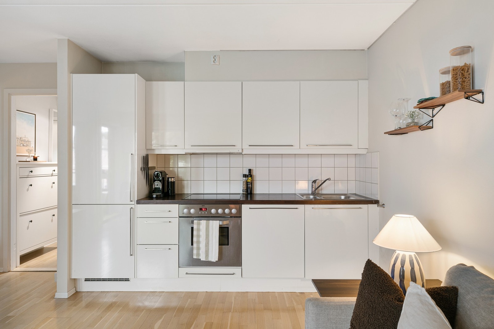 Av hvitevarer er det integrert platetopp, stekeovn, oppvaskmaskin samt kjøl- og fryseskap. Galleribilde