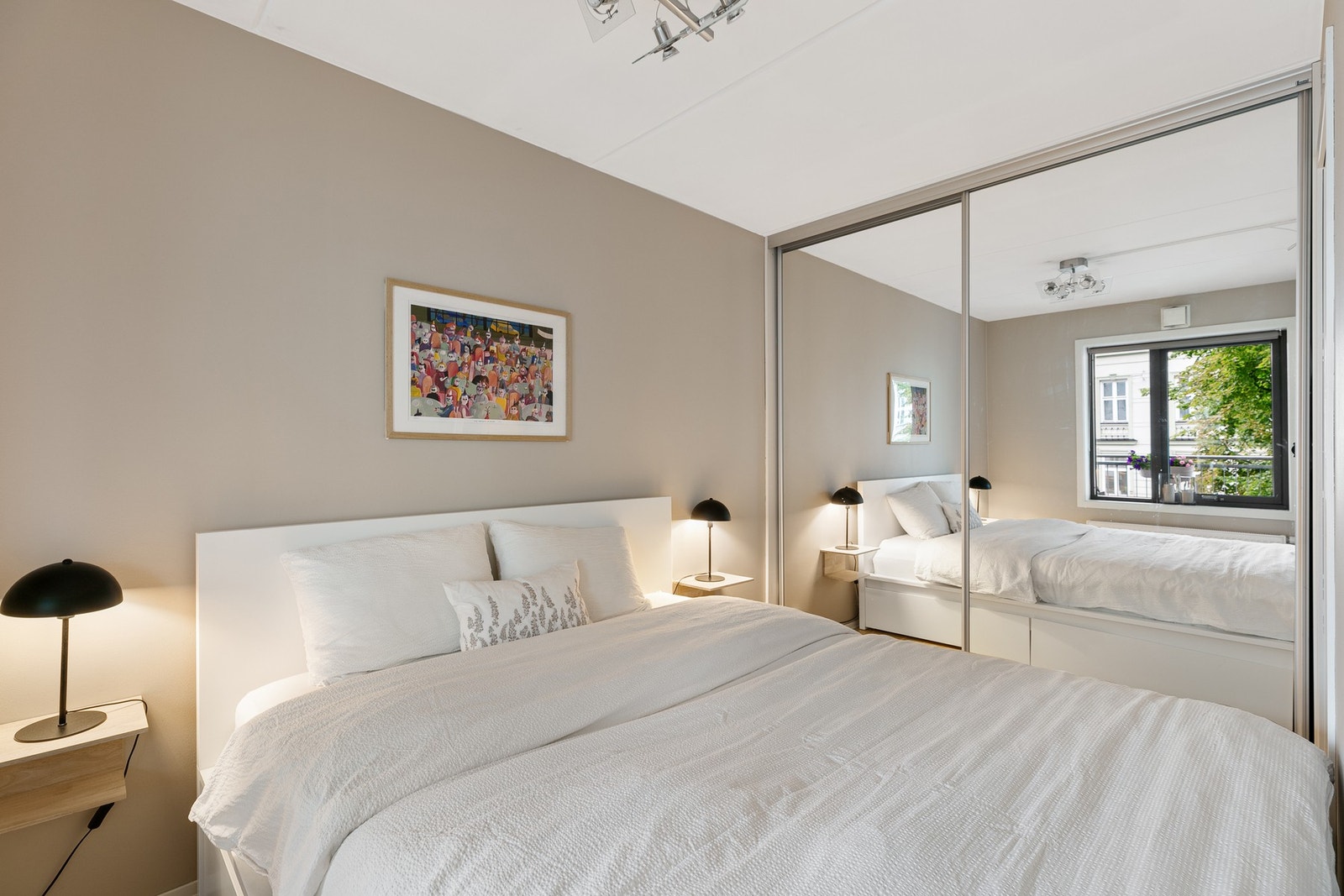 Soverommet er også innredet med en romslig skyvedørsgarderobe med speilfronter. Galleribilde