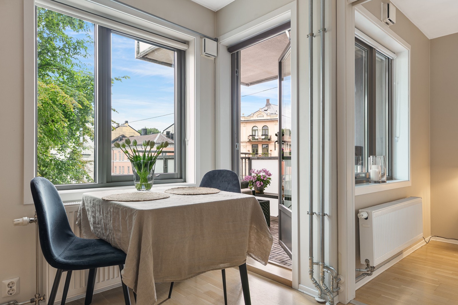 Leiligheten har store vindusflater som slipper inn rikelig med lysinnslipp. Galleribilde