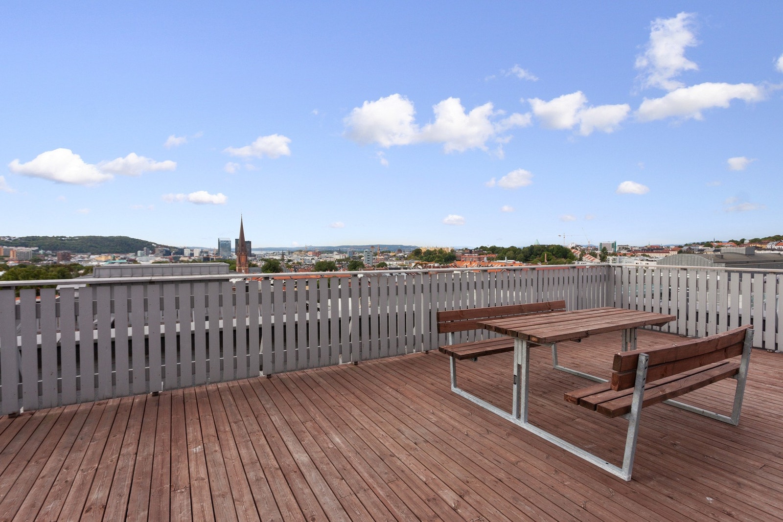 Takterrasse til felles bruk for seksjonseiere med nydelig utsikt! Galleribilde