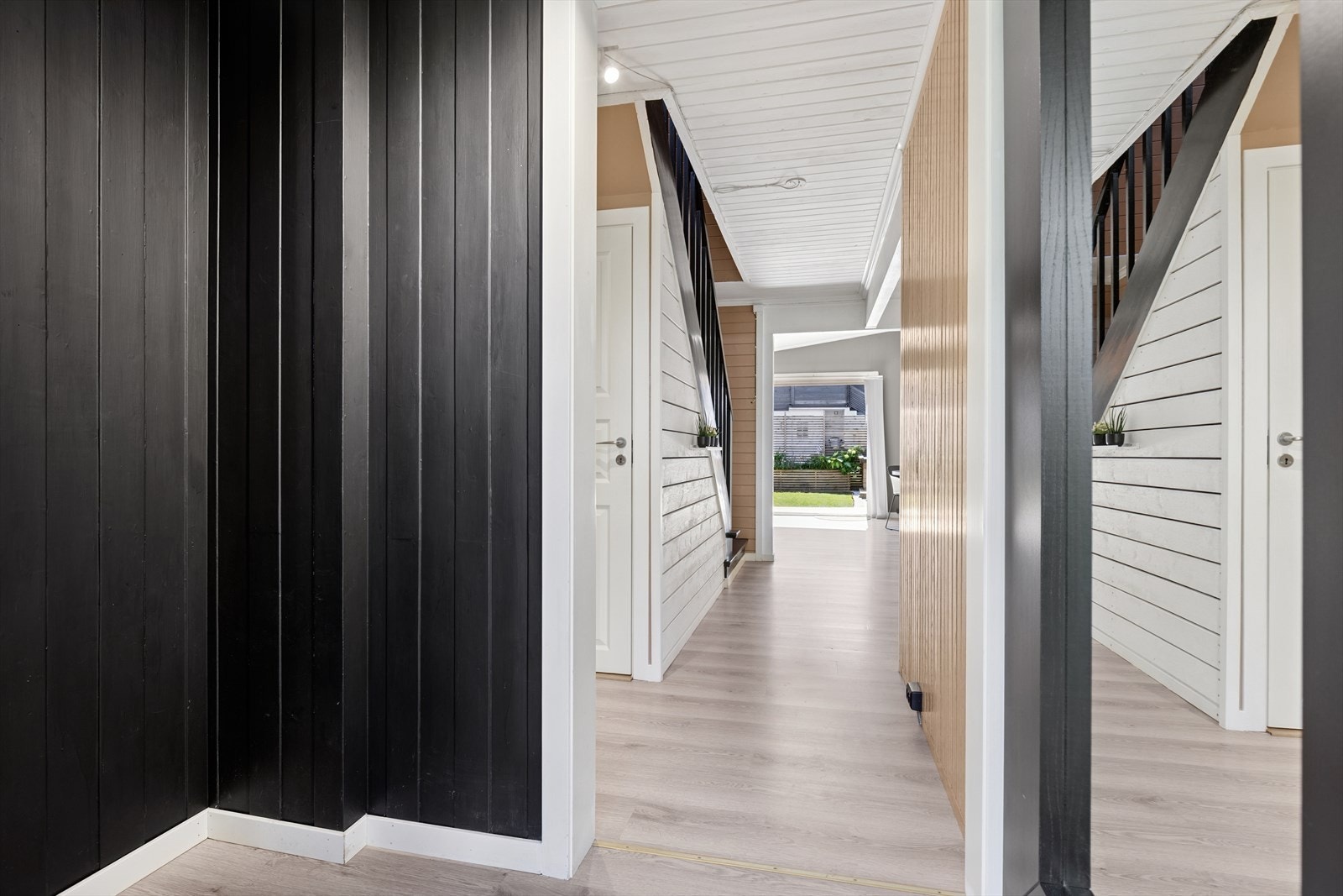 Entré/gang med plass til sko og yttertøy. Galleribilde