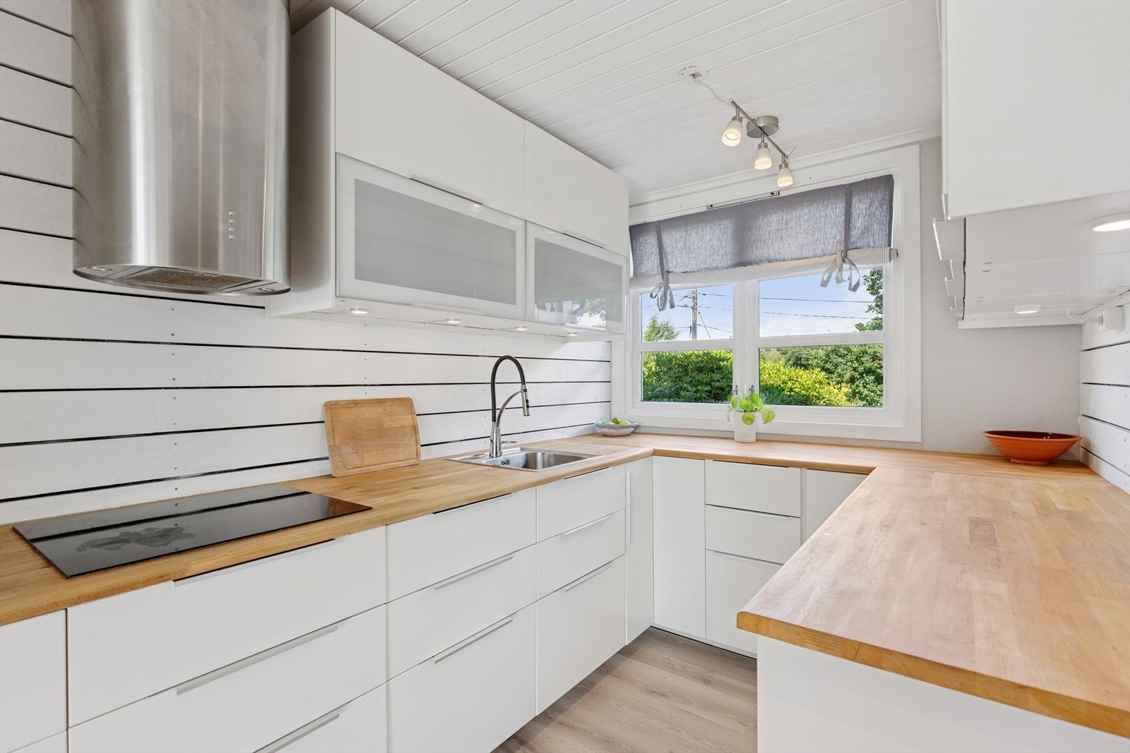 Det er integrerte hvitevarer med kjøl/frys, oppvaskmaskin, stekeovn, micro og induksjonstopp. Galleribilde