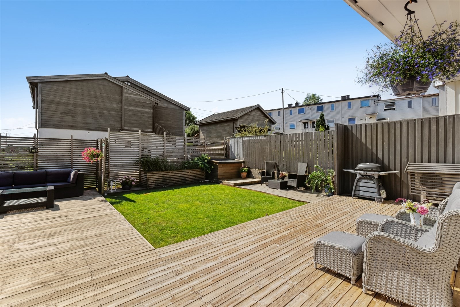 Ute finner man en pent opparbeidet hage med terrasser, gressplen og diverse beplantning. Galleribilde